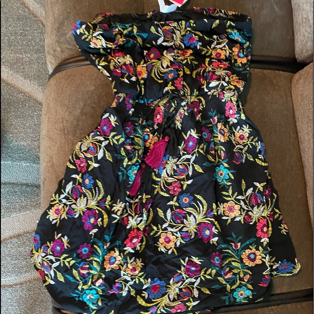 ADORABLE!! Xhilaration brand new floral tube dress 🤗